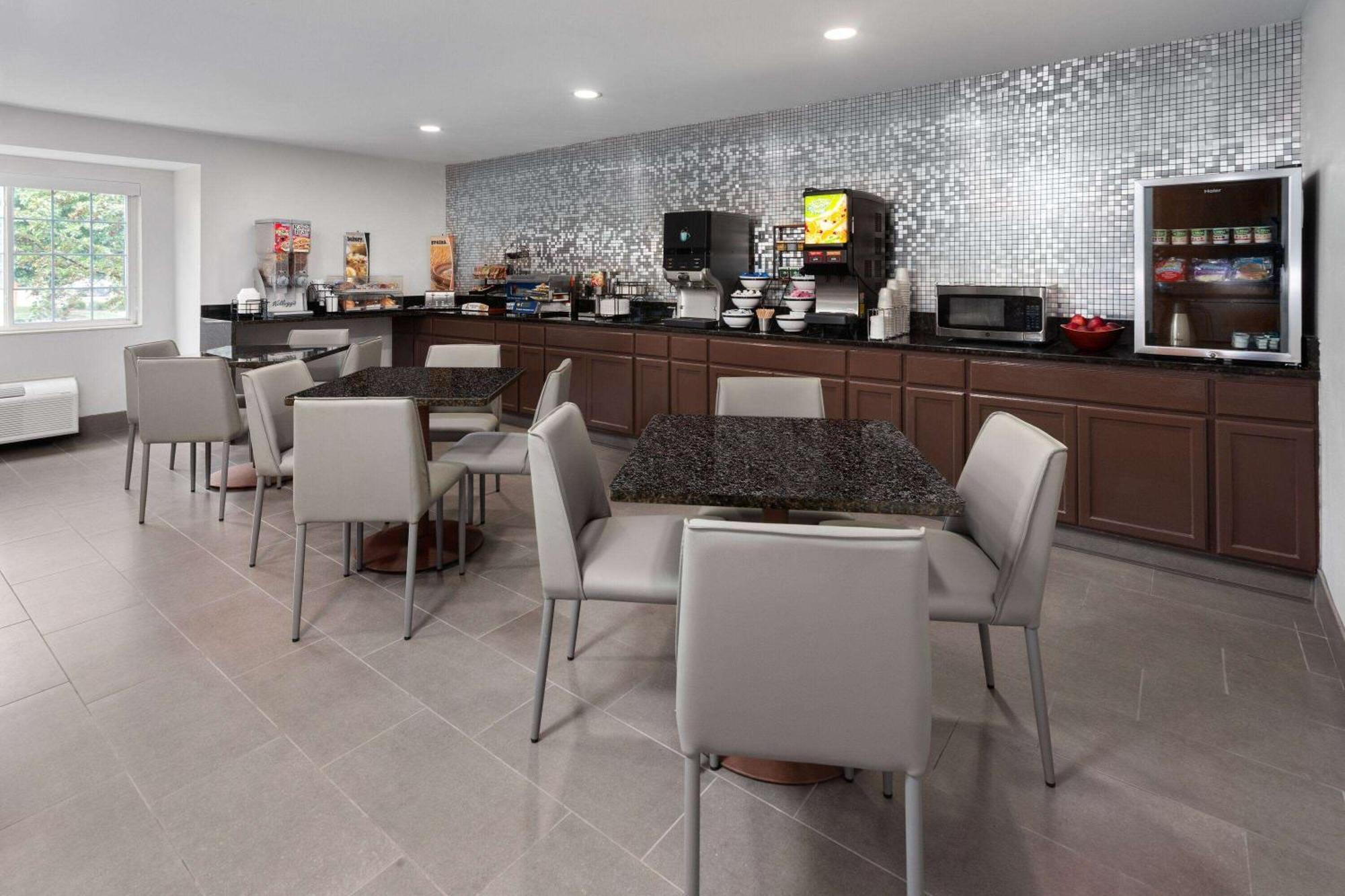 Microtel Inn By Wyndham Janesville Buitenkant foto